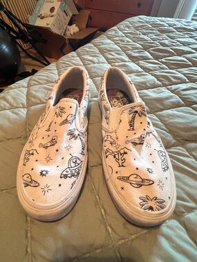 White Slip-On Canvas Color-in Vans with Aliens and space print